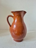 Carafă veche din ceramică de atelier / lut &ndash; Cană mare / Pitcher rustic Vintage, Glazură maro lucioasă, tradițională țărănească, &Icirc;nălțime 20.5cm