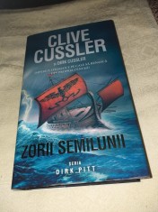 CLIVE CUSSLER: ZORII SEMILUNII foto