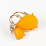 Brosa martisor fluture auriu cu aripi galbene