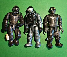 Set 3 figurine Scafandri Mega Construx Call of Duty Mega Bloks 5 cm h, articulatii mobile : 1 la cap, 3 la m&acirc;ini , 1 la mijloc și 2 la picioare. W
