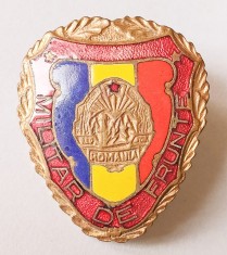 INSIGNA MILITAR DE FRUNTE RSR VARIANTA MARE 39,97/33 CU STEMA MEDIE NEEMAILATA 16,01/14 MM BOMBATA ARMATA VARIANTA NECATALOGATA ( CITITI DESCRIEREA )
