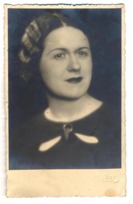 AD 1497 C.P.VECHE-TANARA IN TINUTA DE EPOCA-STUDIO WELLS-GIGI-GHIZELA VALCETEAN foto