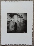 Doamna in fata unui imobil neoromanesc, perioada interbelica// index foto