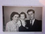 Fotografie tip CP cu părinți și copil &icirc;n 1946
