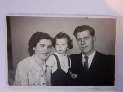 Fotografie tip CP cu părinți și copil &amp;icirc;n 1946 foto