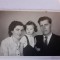Fotografie tip CP cu părinți și copil &icirc;n 1946