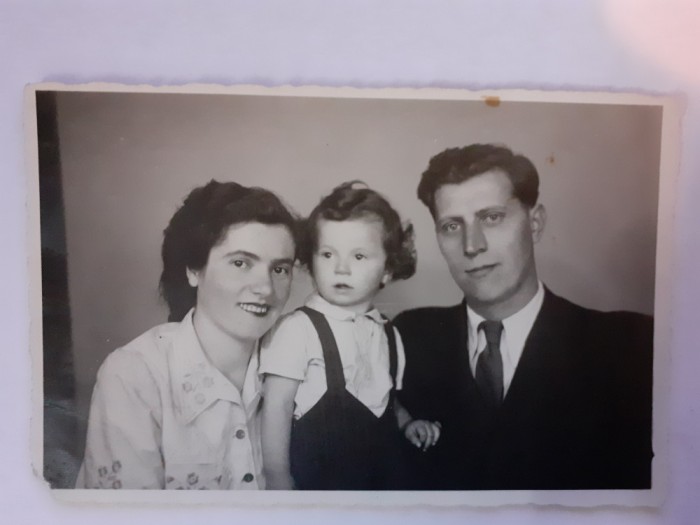 Fotografie tip CP cu părinți și copil &icirc;n 1946