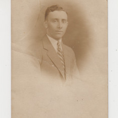 M1 B 4 - FOTO - Fotografie foarte veche - domn cu cravata - anii 1940