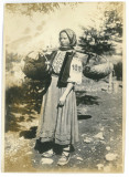 2221 - ETHNIC woman, Romania ( 20/14.5 cm ) - old photocard - unused