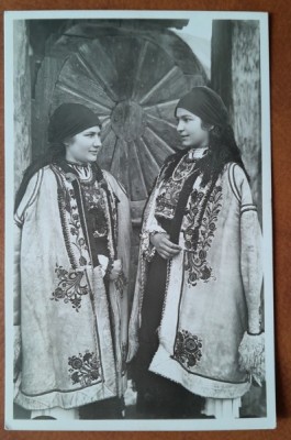 Carte postala, tinere in port popular transilvanean, perioada interbelica foto