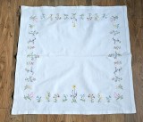 FATA DE MASA VINTAGE DIN BUMBAC CU MODEL FLORAL CUSUT MANUAL IN CRUCIULIȚE