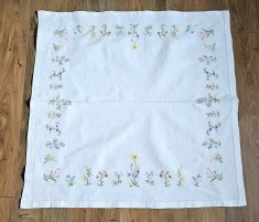 FATA DE MASA VINTAGE DIN BUMBAC CU MODEL FLORAL CUSUT MANUAL IN CRUCIULIȚE