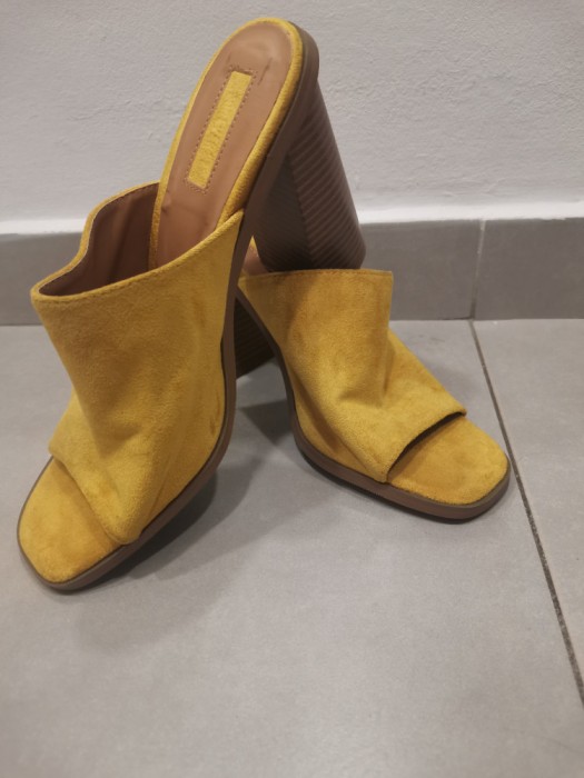 Sandale galbene galben cu toc 38- 38,5- produs nou papuci galbeni