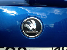 Emblema auto Skoda Fabia 2 04.2010-03.2015, Rapid 10.2012-, Roomster/Praktik 04.2010-, cod 5J0853621A AUL , spate foto