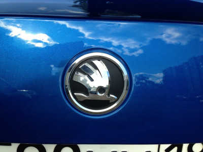 Emblema auto Skoda Fabia 2 04.2010-03.2015, Rapid 10.2012-, Roomster/Praktik 04.2010-, cod 5J0853621A AUL , spate Kft Auto foto