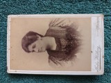 fotografie exceptionala , atelier Jules Helwig , oras Roman ,distinsa doamna .Anul 1897.Dimensiuni 11 cm x 6 cm .