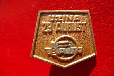 INSIGNA BRONZ UZINA 23 AUGUST FAUR foto