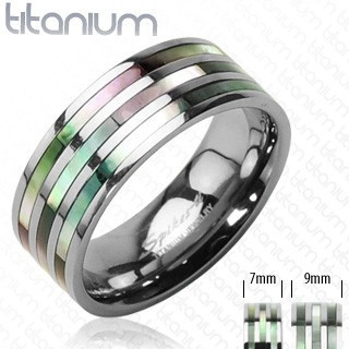 Inel realizat din titan,cu trei dungi perlate şi umbre curcubeu - Marime inel: 70