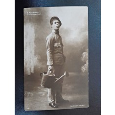 Fotografie tip carte postala, militar cu stropitoare, inceput de secol XX