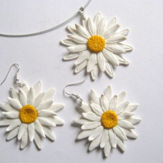 set bijuterii flori albe din fimo ,cercei si colier 26839