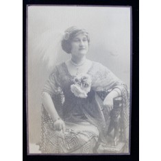 DOAMNA CU TRANDAFIR LA ROCHIE , FOTOGRAFIE MONOCROMA, PE HARTIE CRETATA , LIPITA PARTIAL PE CARTON , CCA . 1900