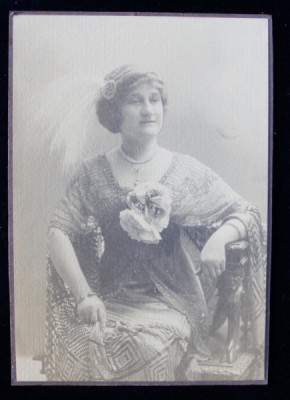 DOAMNA CU TRANDAFIR LA ROCHIE , FOTOGRAFIE MONOCROMA, PE HARTIE CRETATA , LIPITA PARTIAL PE CARTON , CCA . 1900 foto