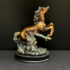 Figurină decorativă din rășină &ndash; cal nobil &icirc;n mișcare, China