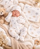 Cumpara ieftin Set nou-născut băiețel 5 piese, alb cu steluțe, salopetă, căciuliță, mănuși,