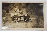 TURISTI LA MUNTE , LA MASA , FOTOGRAFIE DE GRUP , MICI DIMENSIUNI , PERIOADA INTERBELICA