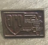 AMS2 Insignă vintage colecție uzina ARO C&acirc;mpulung, cu sigla oficială și siluetă auto, realizată din metal masiv, perioadă comunistă RSR