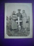 HOPCT 313 F MILITAR LA CIMITIR FOTOGRAFIE VECHE MILITARI-ROMANI-D = 85 / 60 MM, Romania 1900 - 1950, Sepia