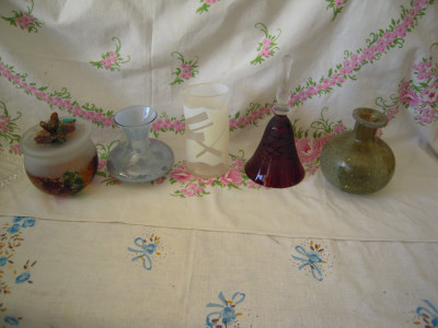 LOT de 5 obiecte decorative din sticla: 3 vaze mici, H=10/12 cm,clopot si caseta foto