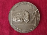 MEDALIE BRONZ PLACAT CU ARGINT , Grigore Ureche .Verso scriere despre domnia lui Stefan cel MARE .