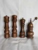Set Rasnite Condimente Lemn, 4 Piese: 3 Rasnite (1 Defecta), 1 Solnita, Mecanism Metalic, Inaltime 19-21cm, Stil Rustic