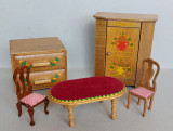 Set mobilier de papusi din lemn pictat vintage anii 70, jucarii miniaturi de lux