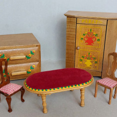 Set mobilier de papusi din lemn pictat vintage anii 70, jucarii miniaturi de lux