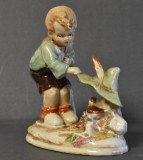 Statueta din portelan Germania 20941 - Baietel incercand sa prinda o pasare sub palarie - perioada interbelica
