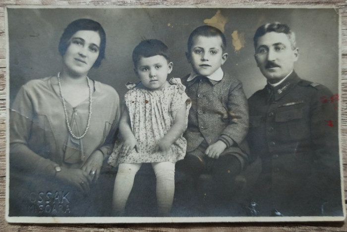 Militar roman cu familia, perioada interbelica// foto tip CP Kossak Timisoara