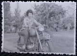 Fotografie, Tanara pe motocicleta, anii 50