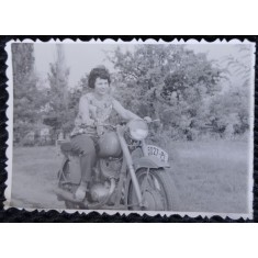 Fotografie, Tanara pe motocicleta, anii 50
