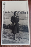 QW18 71 - Fotografie foarte veche - doamna la mare - anii 1950, Alb-Negru, Europa, Portrete