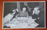 fotografie veche - familie, fetita care joaca ,, Nu te supara frate'' joc romanesc