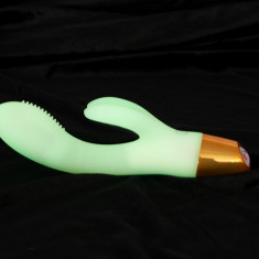 Vibrator Iepuras Glow in The Dark, 10 Moduri Vibratii, Silicon, USB, IPX 7, Alb, 19.5 cm