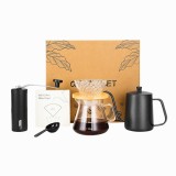 Set Magia Cafelei, ibric, suport de cafea, rasnita manuala, lingurita dozatoare si 40 de filtre de hartie
