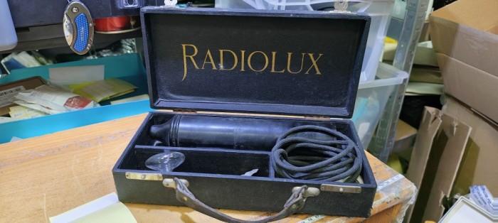 Aparat antic Radiolux VIOLET RAY, generator de radiații de 220v - generator de &icirc;naltă frecvență, dispozitiv medical rar, anii 1950 netestat