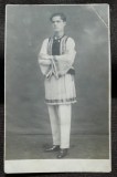 Fotografie tip carte postala, tanar in port popular, 1928