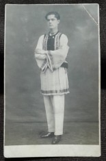 Fotografie tip carte postala, tanar in port popular, 1928