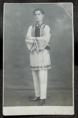 Fotografie tip carte postala, tanar in port popular, 1928 foto