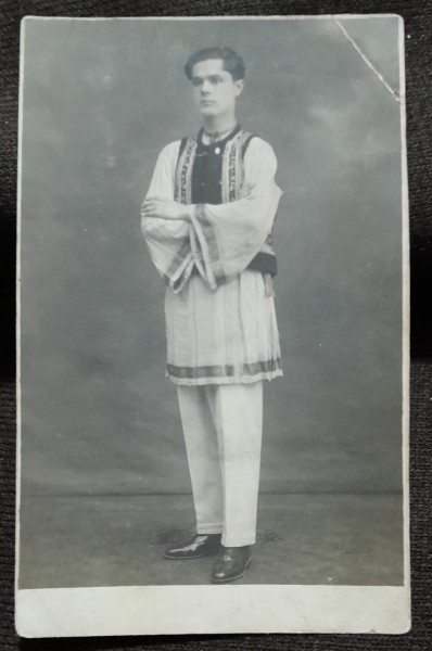Fotografie tip carte postala, tanar in port popular, 1928