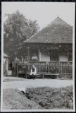 Fotografie, Casa din Maramures cu barbat si femeie in port popular, perioada interbelica